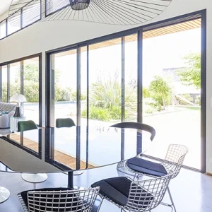 Baie_vitree_trois_vantaux_trois_rails_aluminium