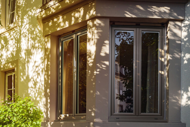 Fenêtre Préfal Exigence 80 installée sur une habitation