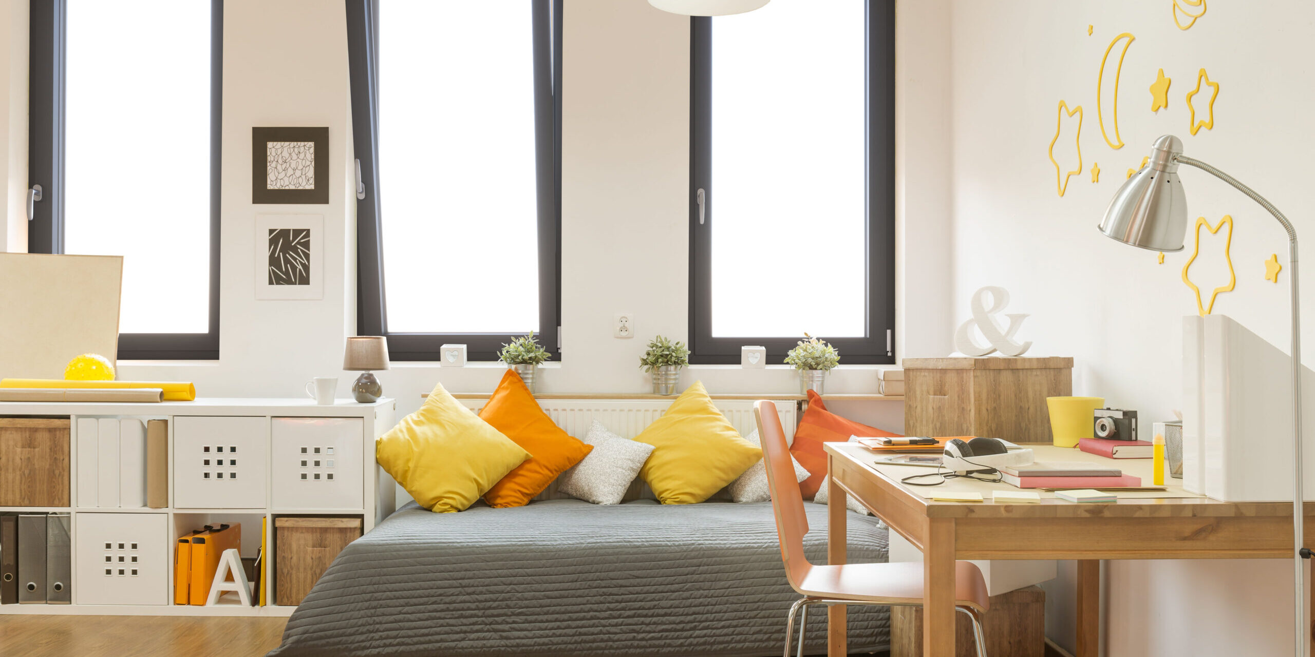 Cozy teen room Fenêtre bois ou PVC