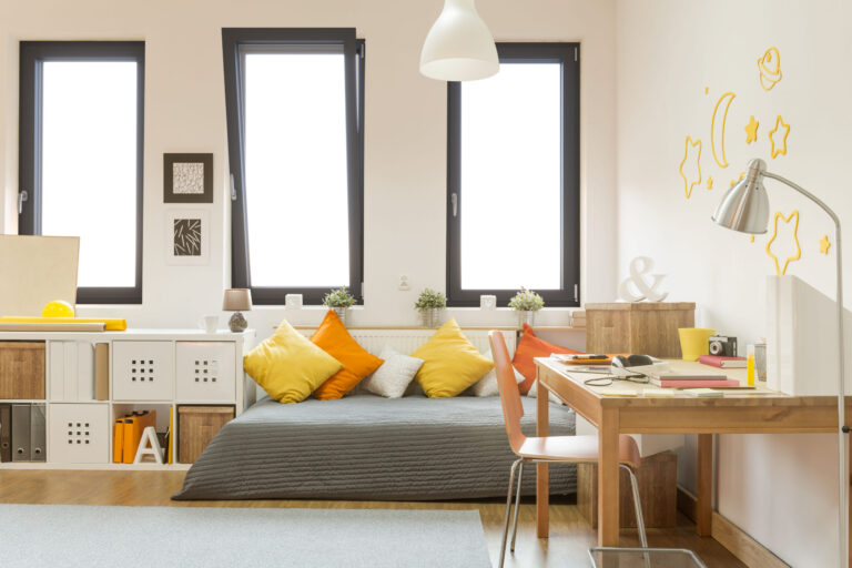 Cozy teen room Fenêtre bois ou PVC