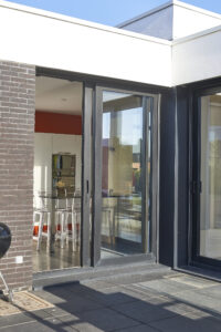 La porte-fenêtre coulissante en aluminium