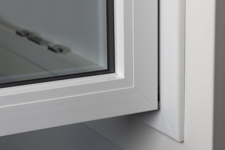 De╠ütail ferrage invisible_1 Types de vitrages d'une fenêtre PVC