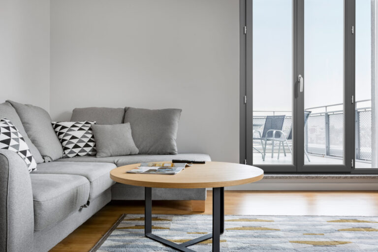 Sofa in room with terrace Fenêtre à galandage