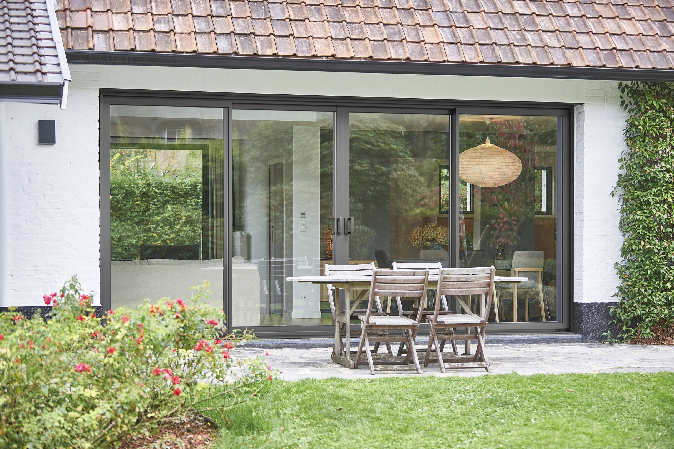 Une baie vitrée coulissante 